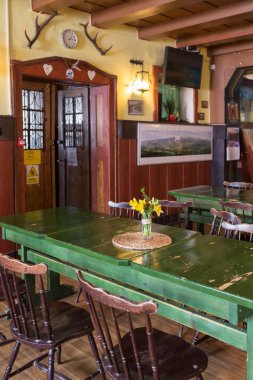 Karpacz, Polonya - 31 Mart 2018: İç turistik sığınak, Strzecha Akademicka veya Hampelbaud, Polonya'da Karkonosze dağlarda.