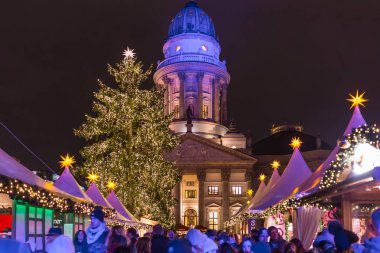 Berlin, Almanya - 6 Aralık 2017: Dekore edilmiş kabinleri ve Gendarmenmarkt Noel pazarı Noel ışıkları.