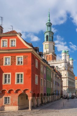 Renkli evleri ve Belediye Binası üzerinde Poznan Eski Pazar Meydanı, Polonya.