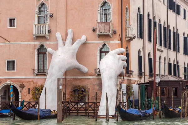 Venedig Italien Mars 2018 Händer Jätte Upphov Från Bevattna Grand — Stockfoto