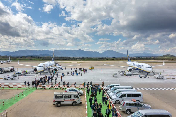 晴れた日のジローナ空港にジローナ スペイン 2018 ライアン航空会社飛行機ボーイング 737 — ストック写真