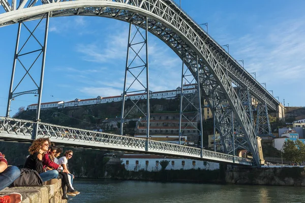 Porto Portugal Januar 2018 Unbekannte Junge Backpacker Ruhen Unter Der — Stockfoto