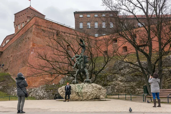 Krakow Polonia Marzo 2018 Famosa Estatua Del Dragón Wawel Pie — Foto de Stock