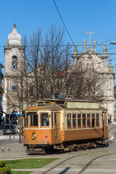 Старый Трамвай Знаменитой Церковью Igreja Carmo Dos Carmelle Рибейран Порту — стоковое фото
