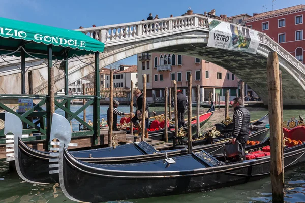 Venice Itália Março 2018 Estacionamento Gôndola Perto Famosa Ponte Realto — Fotografia de Stock