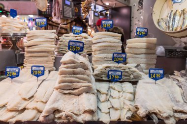 Tuzlanmış morina balık Bacalao La Boqueria pazarı. La Boqueria market - olduğu büyük ortak Pazar ve Barcelona'nın popüler turistik landmark