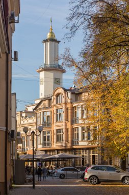 Ivano-Frankivsk, Ukrayna-19 Ekim 2017: Belediye Binası arka bina ile Ivano-Frankivsk Street sahne