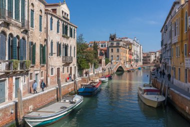 Venice, İtalya - 23 Mart 2018: Gün görünümü yan kanal Venedik, İtalya