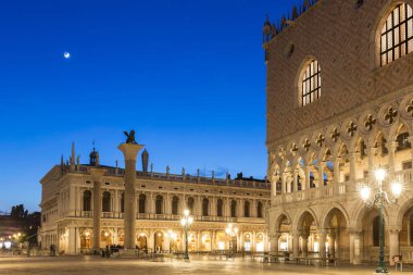 Doge Sarayı'nda San Marco geceleri kare Venedik, İtalya