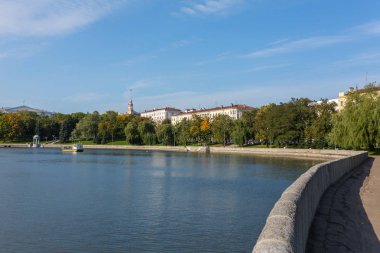 Svisloch nehir ve Beyaz Rusya Minsk şehir merkezinde yeşil park Panorama görünüm