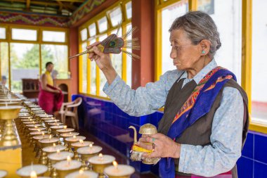 Gangtok, Hindistan - 3 Mayıs 2017: Belirsiz Tibet kadın Tsuglagkhang Budist manastır, Gangtok, Sikkim, Hindistan'da dua