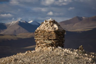 Basit Budist taş stupa Karzok Köyü ve teknik destek Moriri Ladakh, Hindistan Rupshu Vadisi'nde bulunan göl yakınında
