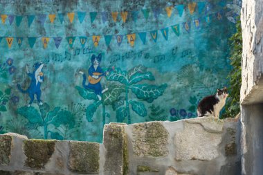 Porto, Portekiz - 19th Ocak 2018: Porto, grafiti. Sokak kedisi kedi vasıl geçmiş müzik gösterilen bir Portekizce sokak sanatı ile duvara oturan