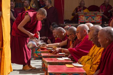 Lamayuru, Hindistan - 21 Haziran 2017: Yuru Kabgyat Budist Lamayuru Gompa, Ladakh Festivali'nde. Lamayuru Manastırı festivaldir lamas rahipler tarafından Tantrik maskesi dans bir Budist töreni gerçekleşti.