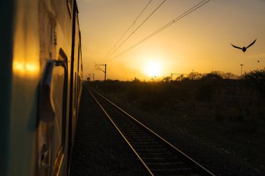 Hindistan'da tren gezisi. Delhi'ye trenden gün batımı görünümü