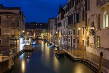 Venice, İtalya - 18 Mart 2018: Yan kanal gece Venedik, İtalya.