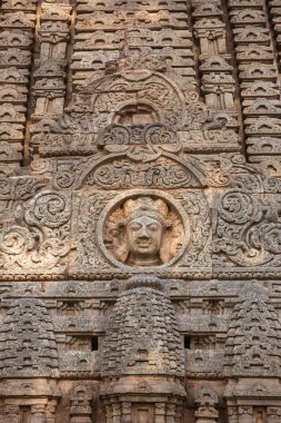Güzel eski taş oyma Bijli Mahadev Tapınağı Himachal Pradesh eyaletinde, Hindistan