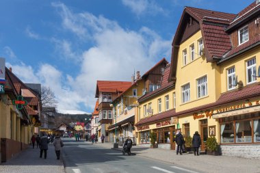 Karpacz, Polonya - 1 Nisan 2018: Main street şehirde Karpacz, Polonya Kış Kayak Merkezi