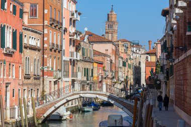 Venice, İtalya - 23 Mart 2018: Gün görünümü yan kanal Venedik, İtalya