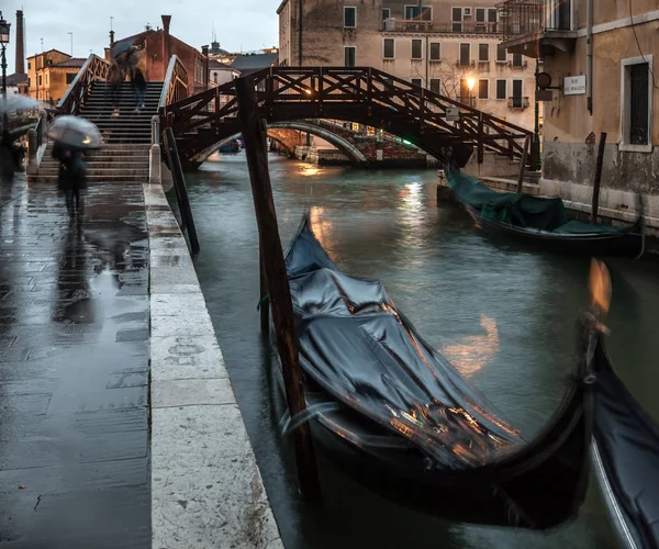 Σταθμευμένα Γόνδολες Στο Κανάλι Πλευρά Στο Βροχερή Μέρα Στη Βενετία — Φωτογραφία Αρχείου
