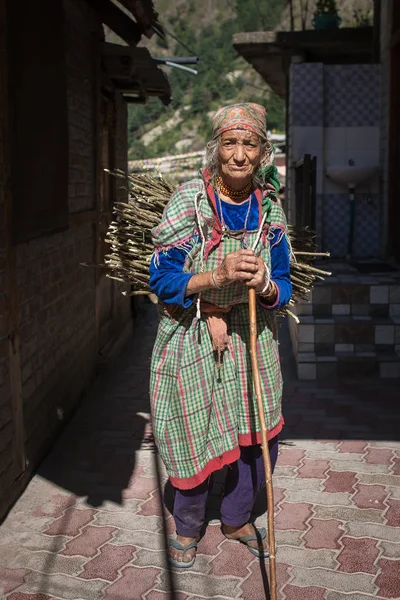 正体不明のシニア女性マニカラン村 パールヴァティー渓谷 ヒマーチャル プラデーシュ州 インドのマニカラン インド 2017 肖像画 — ストック写真