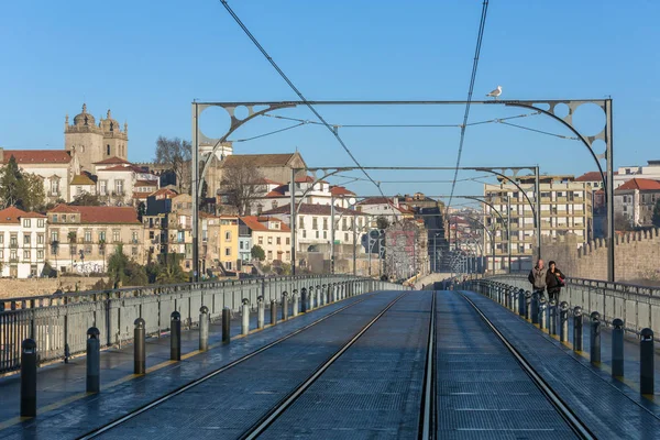 葡萄牙波尔图 2018年1月18日 著名的 Ponte Dom Luiz 桥上的电车线路 背景是老城景观 葡萄牙波尔图 — 图库照片