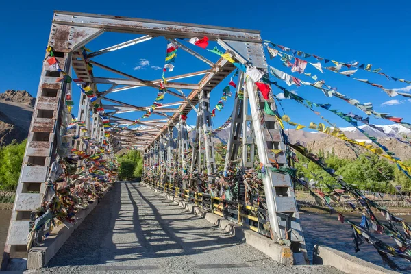Banderas Budistas Oración Protegen Puente Sobre Río Inuds Ladakh India —  Fotos de Stock