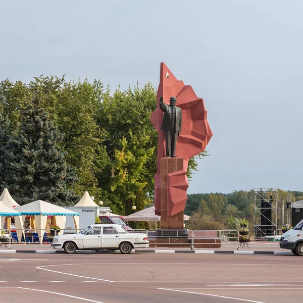 Mozyr Vitryssland September 2017 Lenin Statyn Lenin Fyrkantig Med Flaggor — Stockfoto