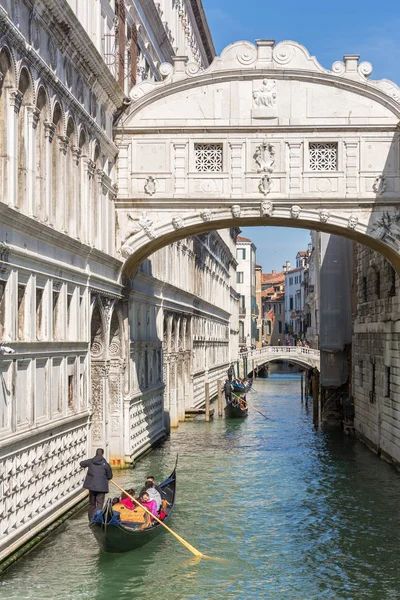 Touristen Gondeln Auf Dem Rio Palazzo Canonica Unter Der Seufzerbrücke — Stockfoto