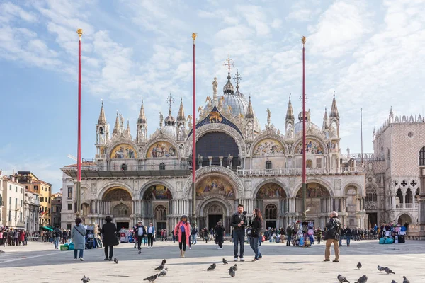 Venice, İtalya - 21 Mart 2018: San Marco güneşli bir bahar günü kare Venedik, İtalya, turist