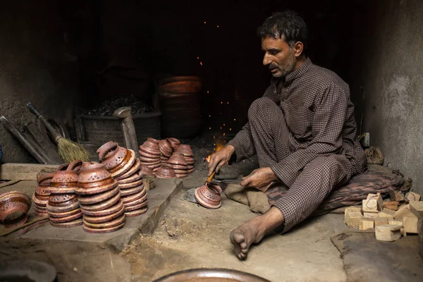 Srinagar Indie Czerwca 2017 Kaszmiru Niezidentyfikowany Mężczyzna Pracujący Kuźni Srinagar — Zdjęcie stockowe
