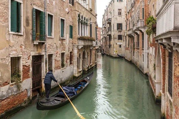 Venetsia Italia Maaliskuuta 2018 Venetsian Gondolier Ratsastusmatkailijat Gondolilla Venetsian Kapean — kuvapankkivalokuva