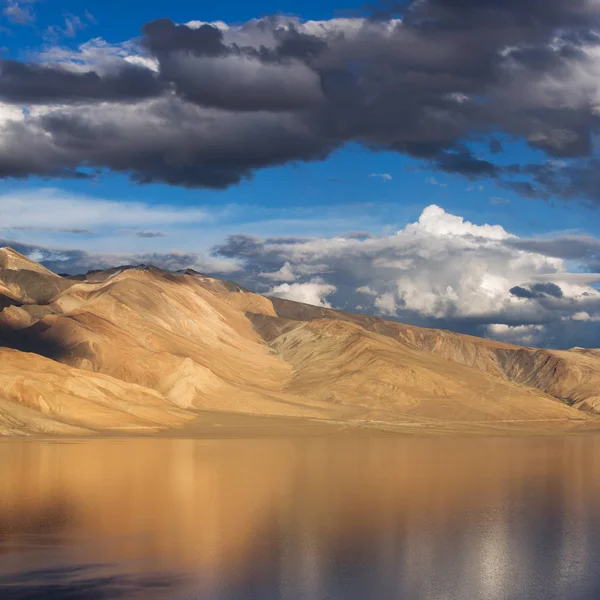 Paisagem Lago Tso Moriri Com Reflexo Nuvens Bonitas Aldeia Karzok — Fotografia de Stock