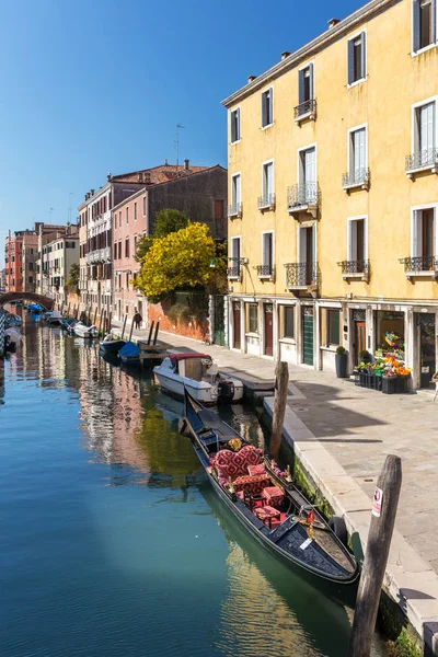 Parkolt Gondola Várakozás Turista Oldalán Canal Velence Olaszország — Stock Fotó