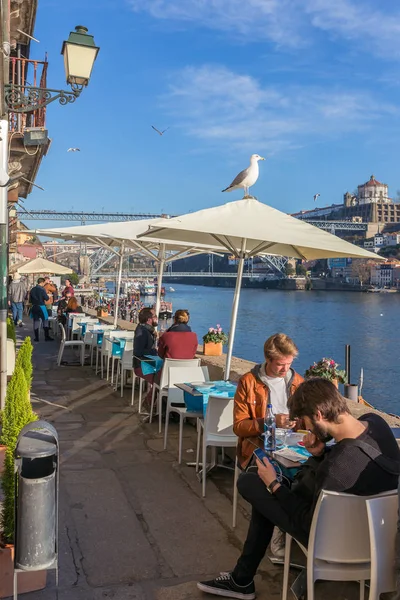 Порто Португаль Январь 2018 Люди Кафе Открытом Воздухе Берегу Реки — стоковое фото