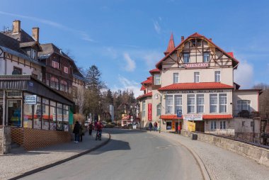 Karpacz, Polonya - 1 Nisan 2018: Main street şehirde Karpacz, Polonya Kış Kayak Merkezi