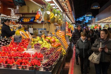 Barcelona, İspanya - 24 Mart 2018: Mercat de Sant Josep de la Boqueria, Barselona, İspanya, Ciutat Vella İlçesi'nde büyük bir ortak Pazar.