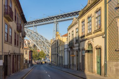 Ponte dom ünlü köprüsünde cadde görünümü Luis Porto, Portekiz
