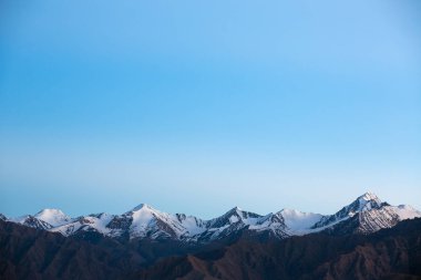 Karlı zirveleri Ladakh bölgesinde, Hindistan büyük Himalaya aralığının. Çok güzel bir sabah dağ manzara arka plan