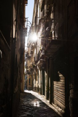 Dar sokak görünümü'nde Napoli eski şehir, İtalya.