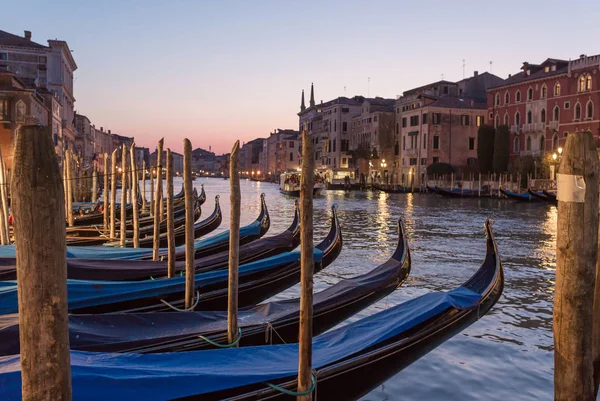 Гондоли Паркування Гранд Каналом Венеції Італія — стокове фото