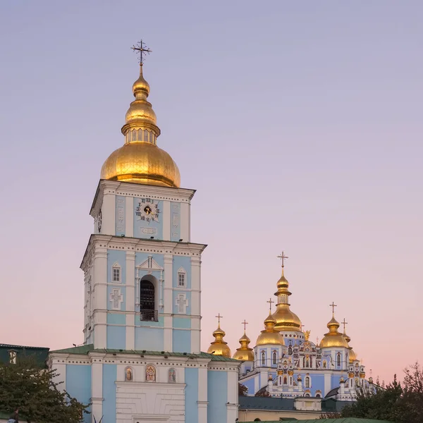 Mosteiro de São Miguel Cúpula Dourada com catedral e campanário durante o crepúsculo em Kiev — Fotografia de Stock