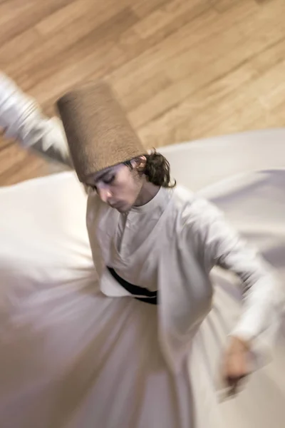 Semazen o derviches giratorios en el Centro Cultural Mevlana en Konya, Turquía —  Fotos de Stock