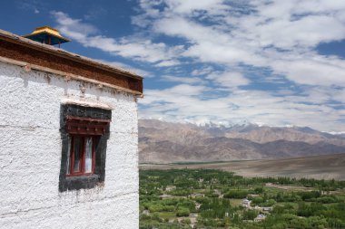 Pencere Matho gompa Manastır Vadisi ve Himalaya Dağları Ladakh, Hindistan, güzel manzaralı