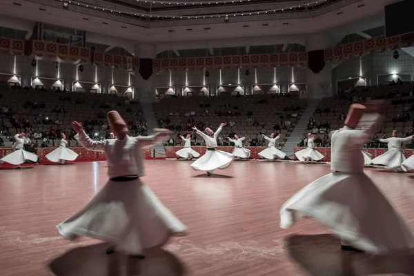 Semazen lub Whirling Dervishes Mevlana Culture Center w Konya, Turcja — Zdjęcie stockowe