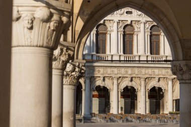 Kemer altında Doge Sarayı San Marco Meydanı, Venedik, İtalya üzerinden görüntülemek