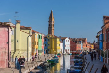 Venice, İtalya - 21 Mart 2018: Renkli evler Burano adası, Venedik, İtalya.