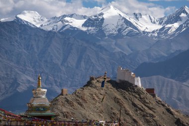 Büyük Himalayalar ile Tsemo Maitreya tapınakta arka planda Leh, Ladakh, Hindistan