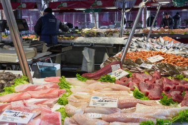 Venice, İtalya - 22 Mart 2018: Mercato Ittico di Rialto Venedik, İtalya, Venedik balık pazarında olduğunu