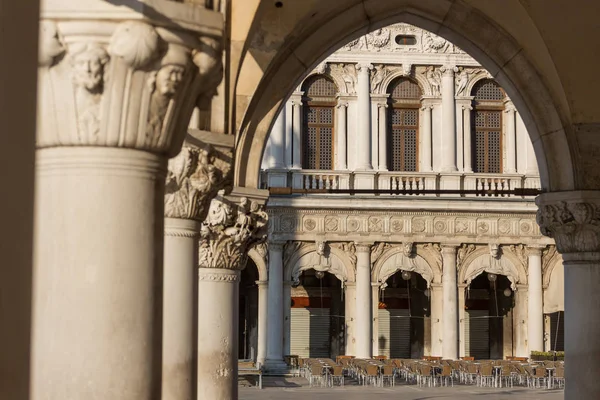 Kemer altında Doge Sarayı San Marco Meydanı, Venedik, İtalya üzerinden görüntülemek